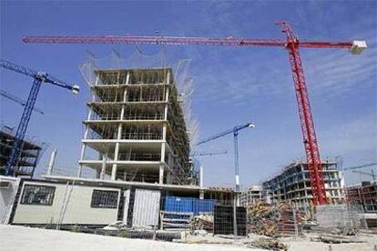 Viviendas en construcción en el polígono de Salburua, en Vitoria.