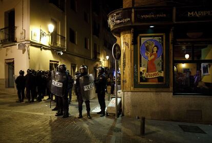 Las cargas policiales tuvieron lugar cuando la mayoría de los aficionados se habían retirado de la plaza y concluyeron con la detención de varios exaltados. En la imagen, miembros de la policía recorren el madrileño Barrio de las Letras.