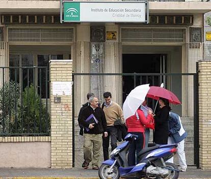 Vecinos, profesores y estudiantes, en la puerta del instituto clausurado por peligro de derrumbe.