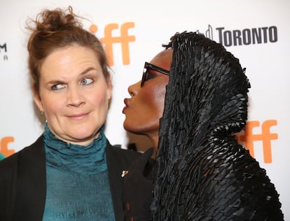 Sophie Fiennes y Grace Jones en la 'premiere' del documental sobre la vida de la artista (dirigido por Fiennes), que tuvo lugar en el Festival Internacional de Cine Toronto en septiembre de 2017. 