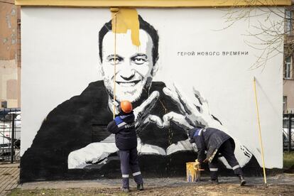 Trabajadores municipales quitan el grafiti del líder opositor ruso Alexéi Navalni, en el que se puede leer "héroe de nuestro tiempo", en San Petesburgo (Rusia). Navalni perdió este jueves una apelación contra el veredicto de un tribunal de Moscú que le halló culpable de difamación de un veterano de la Segunda Guerra Mundial y le impuso una multa de 850.000 rublos (unos 11.500 dólares).