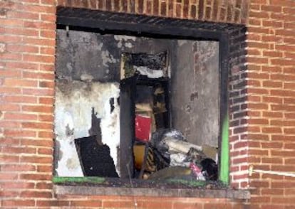 Estado en el que quedó una de las habitaciones de la vivienda incendiada ayer en la calle de Olite.