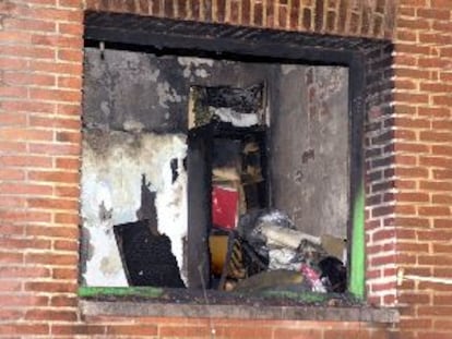 Estado en el que quedó una de las habitaciones de la vivienda incendiada ayer en la calle de Olite.