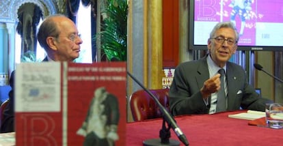 Alfonso Carlos Saiz Valdivielso, a la derecha, junto al alcalde de Bilbao, Ibon Areso, este jueves en la presentación del libro sobre Gardoqui.