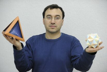 El profesor de Geometría de la UPV Raúl Ibáñez muestra dos figuras realizadas con papel.