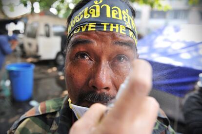 Un manifestante intenta lavarse los ojos para eliminar los restos de los gases lacrimógenos.