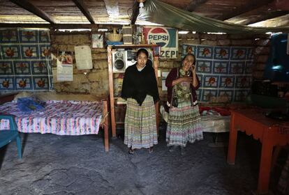 Alicia Chiquin y su hija Fidelina Ja, de 43 y 18 años respectivamente, posan en su casa en Pambach, Guatemala. Alicia no ha estudiado y siempre ha trabajado la tierra. Su hija Fidelina tampoco ha estudiado y solo aspira a trabajar en el campo como su madre y a cuidar la casa.