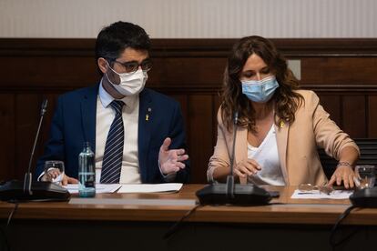 El vicepresidente catalán, Jordi Puigneró, preside junto a la consejera de Presidencia, Laura Vilagrà, una sesión de trabajo en el Parlament.