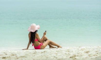 Así podrás usar el móvil en la playa con algo más de comodidad ante los rayos del sol.