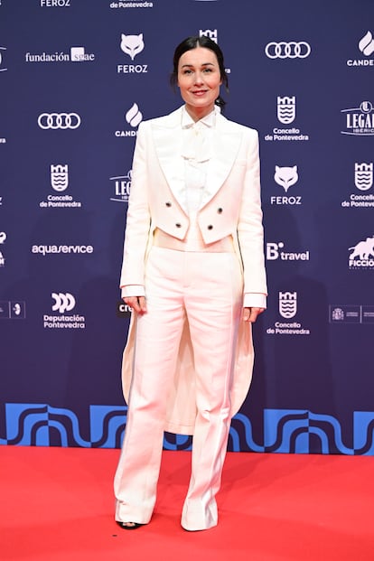 Nadia de Santiago ('Manual para señoritas'), con traje blanco de Pedro del Hierro.