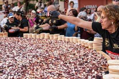 O CARBALLIÑO (OURENSE), 08/08/2023.- En la Fiesta del pulpo de este año en Carballiño (Ourense), han batido el récord de elaboración de la tapa más grande del mundo en un tiempo récord de 10 minutos y 28 segundos, tras conseguir cortar 580 kilogramos de cefalópodo en un enorme plato de madera de 5,36 metros de diámetro. EFE/Brais Lorenzo
