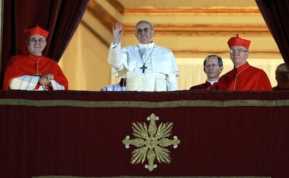 No dia 13 de março, o argentino Jorge Mario Bergoglio, de 76 anos, foi eleito por 266 pontífices da Igreja Católica o primeiro Papa de origem americano. Na imagem, o novo Papa, que adotou o nome de Francisco, se dirige a milhares de peregrinos reunidos na praça de San Pedro.