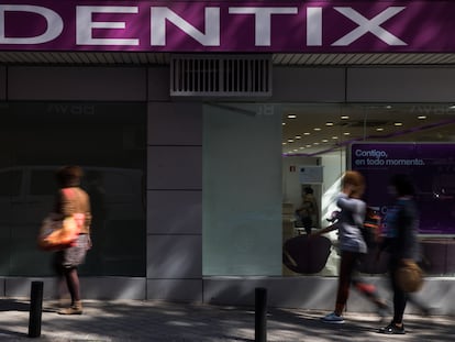 Varias personas pasean, este viernes, por delante de la clínica dental de Dentix en la calle Alcalá (Madrid).