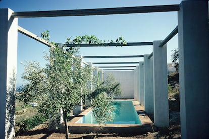 Piscina enmarcada por la pérgola.