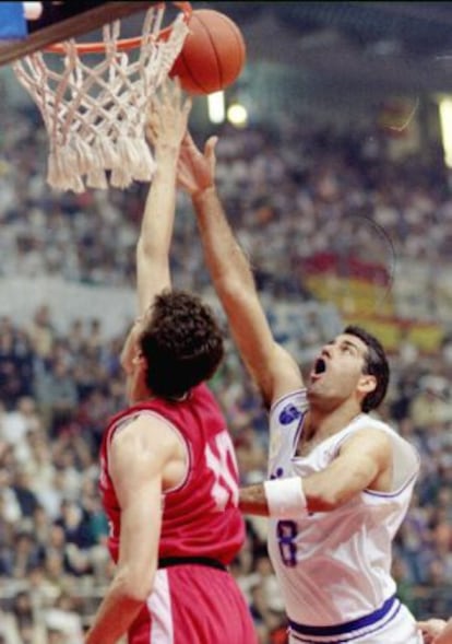 Arlauckas entra a canasta, en la final de la Copa de Europa de 1995.