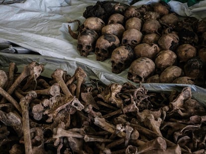 Huesos y calaveras de víctimas del genocidio de Ruanda descubiertas en una nueva fosa en 2018.