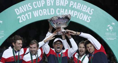 El capitán de Francia, Yannick Noah (c), eleva el título de campeón de la Copa Davis el pasado mes de noviembre.
