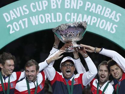 El capit&aacute;n de Francia, Yannick Noah (c), eleva el t&iacute;tulo de campe&oacute;n de la Copa Davis el pasado mes de noviembre.