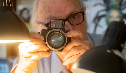 Carlos Saura, con su cámara favorita, en su casa de Collado Mediano en el año 2020.