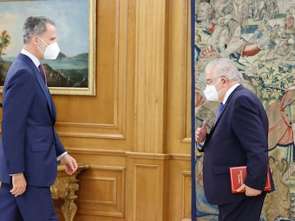 El presidente del Tribunal Constitucional, Juan José González Rivas (derecha), durante el acto de entrega al rey Felipe VI de la memoria anual correspondiente a 2020.