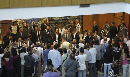 Los Reyes, durante su visita al Hospital Cl&iacute;nico de Santiago. 