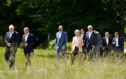 Olaf Scholz habla con Boris Johnson (izquierda), seguidos (de izquierda a derecha) por Charles Michel, Ursula Von der Leyen, Fumio Kishida, Joe Biden, Justin Trudeau, Mario Draghi y Emmanuel Macron, en la cumbre del G-7 celebrada en el castillo alemán de Elmau.