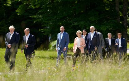 Olaf Scholz habla con Boris Johnson (izquierda), seguidos (de izquierda a derecha) por Charles Michel, Ursula Von der Leyen, Fumio Kishida, Joe Biden, Justin Trudeau, Mario Draghi y Emmanuel Macron, en la cumbre del G-7 celebrada en el castillo alemán de Elmau.