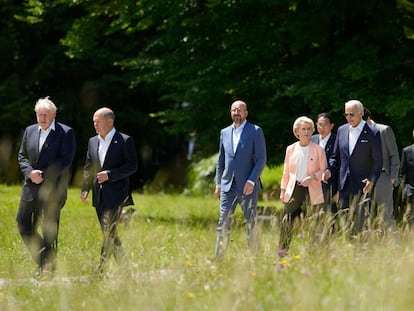 Olaf Scholz habla con Boris Johnson (izquierda), seguidos (de izquierda a derecha) por Charles Michel, Ursula Von der Leyen, Fumio Kishida, Joe Biden, Justin Trudeau, Mario Draghi y Emmanuel Macron, en la cumbre del G-7 celebrada en el castillo alemán de Elmau.