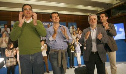 El presidente del PP vasco, Antonio Basagoiti, junto a Ramón Gómez (segundo por la izquierda), en un acto electoral en mayo de 2011.