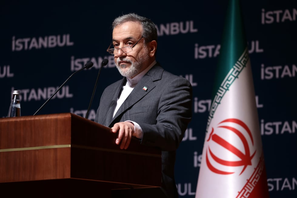 El ministro de Exteriores de Irán, Abbas Araghchi, este domingo durante una rueda de prensa en Estambul. 