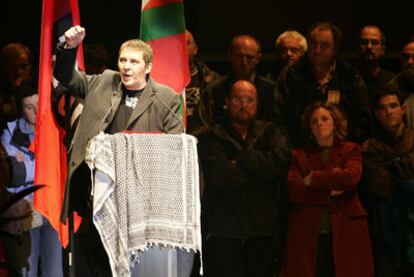 Arnaldo Otegi, en el velódromo de Anoeta, en San Sebastián, el 14 de noviembre de 2004.