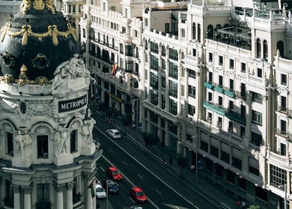 Vista de la Gran Vía y del edificio Metrópolis de Madrid. |