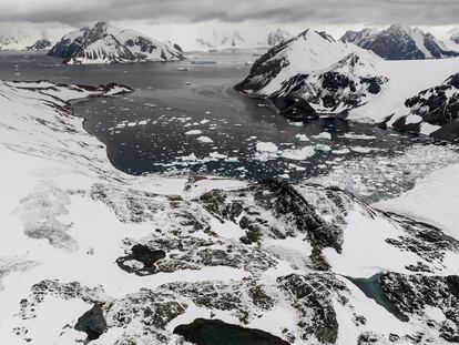 El deshielo de las masas heladas terrestres añade agua a la porción líquida del planeta, alterando su rotación. En la imagen, la desembocadura del glaciar Shoesmith, en la Antártida, el pasado mes de febrero.