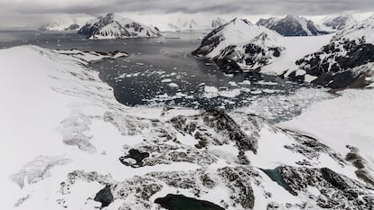 El deshielo de las masas heladas terrestres añade agua a la porción líquida del planeta, alterando su rotación. En la imagen, la desembocadura del glaciar Shoesmith, en la Antártida, el pasado mes de febrero.