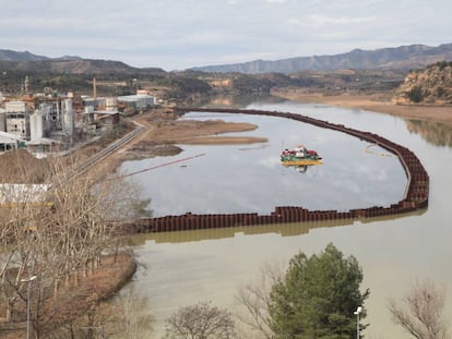 Trabajos de descontaminación del pantano de Flix.