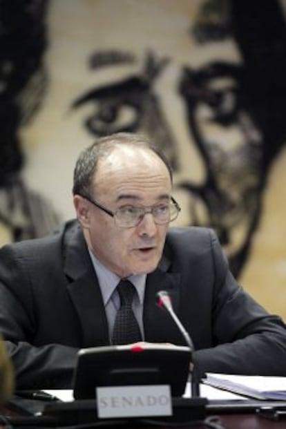 El gobernador del Banco de España, Luis María Linde, comparece en la comisión especial para el desarrollo de la internacionalización y ecosistema de la innovación al servicio de la industria española y del mundo en desarrollo, esta tarde en el Senado. EFE/Paco Campos