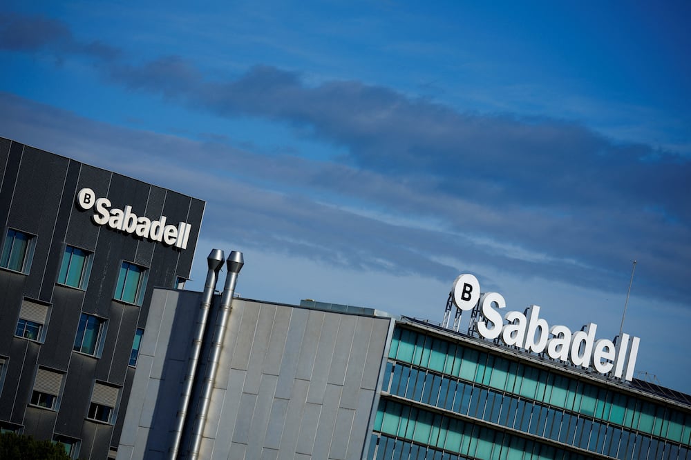 El Sabadell amplía el grupo de altos directivos blindados en plena opa ...