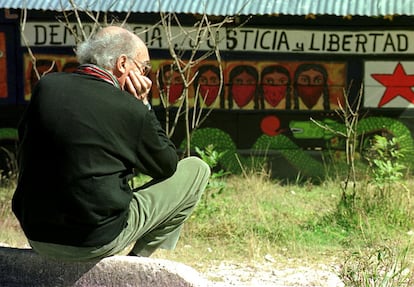 José Saramago, pensativo, espera a ser recibido por los líderes zapatistas en Aguas Calientes de Oventic (San Andrés de Larraínzar, Chiapas, México), donde el premio acudió en labores de mediación a finales de 1999.