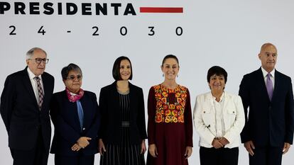Claudia Sheinbaum acompañada de algunos de los integrantes de su gabinete, el 27 de junio, en Ciudad de México.