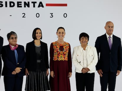 Claudia Sheinbaum acompañada de algunos de los integrantes de su gabinete, el 27 de junio, en Ciudad de México.