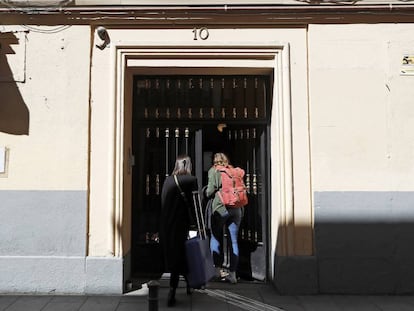 Dos personas entran a un piso de alquiler turístico en Madrid.