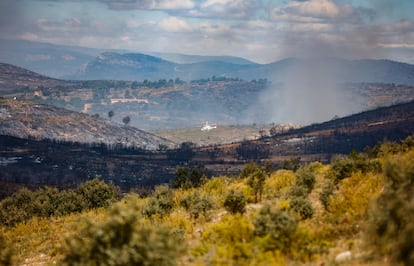 Un helicóptero trabaja en las labores de extinción del incendio forestal que va desde Alcublas hasta las poblaciones de Bejis (Castellón), el jueves. 