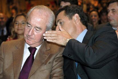 Sarkozy habla al oído a Édouard Balladur durante una convención de su partido, en septiembre de 2005.