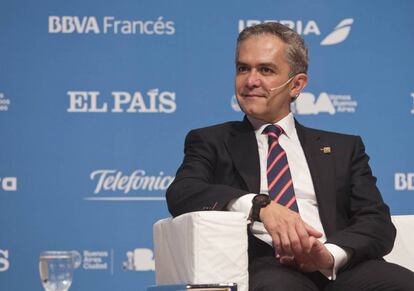El jefe del gobierno de Ciudad de México, Miguel Ángel Mancera, durante el foro Las ciudades de América Latina ante los desafíos gloables, celebrado en Buenos Aires.