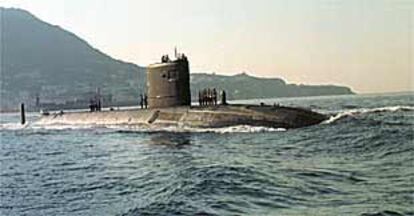 El sumergible <i>Tireless</i> navegaba ayer en superficie saliendo del puerto de Gibraltar.