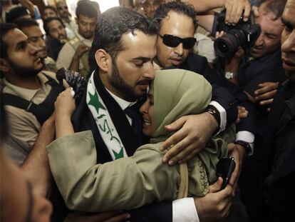 El periodista Muntader al Zaidi es abrazado por su hermana después de salir de la cárcel en Bagdad.