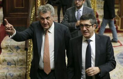 El nuevo presidente del Congreso, el socialista Patxi López (d), junto al presidente saliente, Jesús Posada (PP).