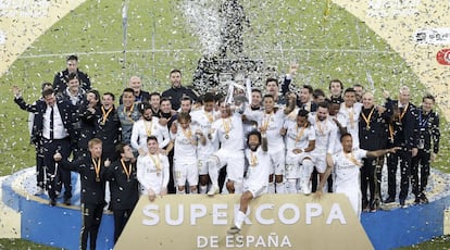 Los jugadores del Real Madrid posan con el trofeo, tras vencer al Atlético de Madrid en la final de la Supercopa de España disputada en el estadio King Abdullah Sports Center de Yeda, en Arabia Saudí.