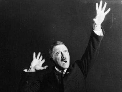 Adolf Hitler durante un discurso en 1925.