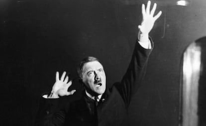 Adolf Hitler durante un discurso en 1925.